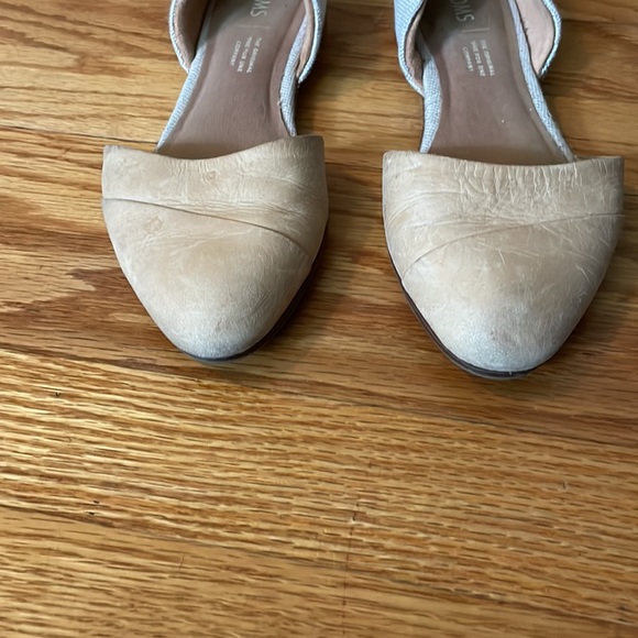 Used khaki Toms shoes. Size: Women’s 6. - Picture 4 of 5